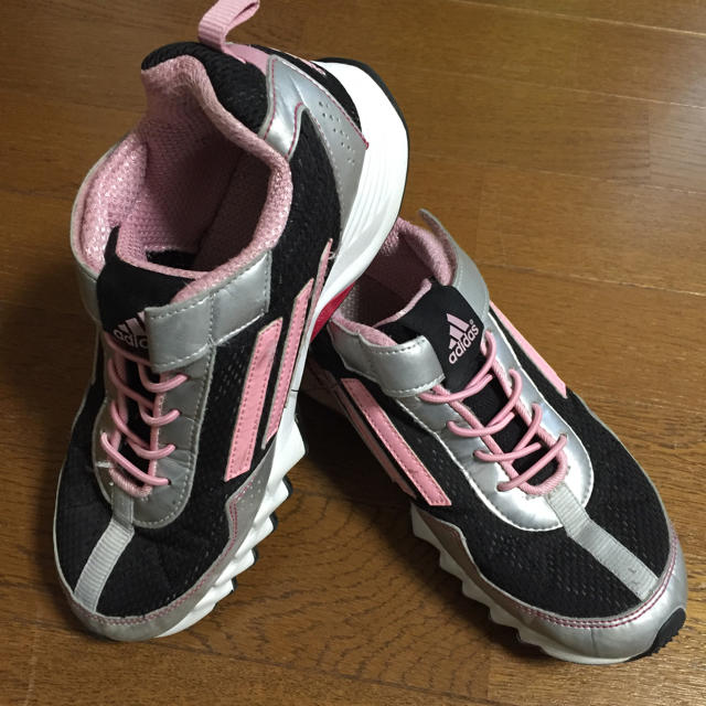 adidas(アディダス)のアディダス シューズ キッズ/ベビー/マタニティのキッズ靴/シューズ(15cm~)(スニーカー)の商品写真