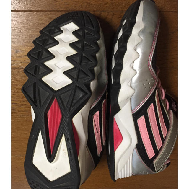 adidas(アディダス)のアディダス シューズ キッズ/ベビー/マタニティのキッズ靴/シューズ(15cm~)(スニーカー)の商品写真