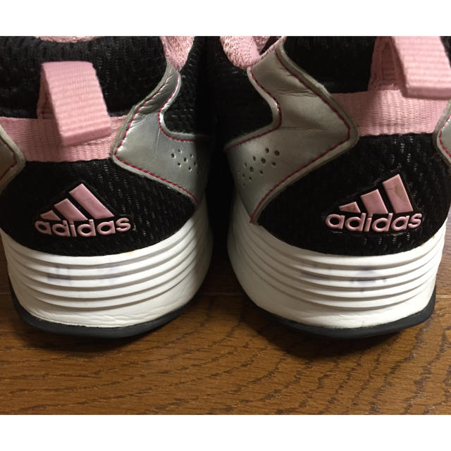 adidas(アディダス)のアディダス シューズ キッズ/ベビー/マタニティのキッズ靴/シューズ(15cm~)(スニーカー)の商品写真