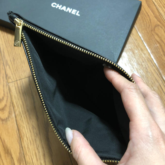 CHANEL(シャネル)のCHANEL ノベルティ　ポーチ　レッド様専用 エンタメ/ホビーのコレクション(ノベルティグッズ)の商品写真