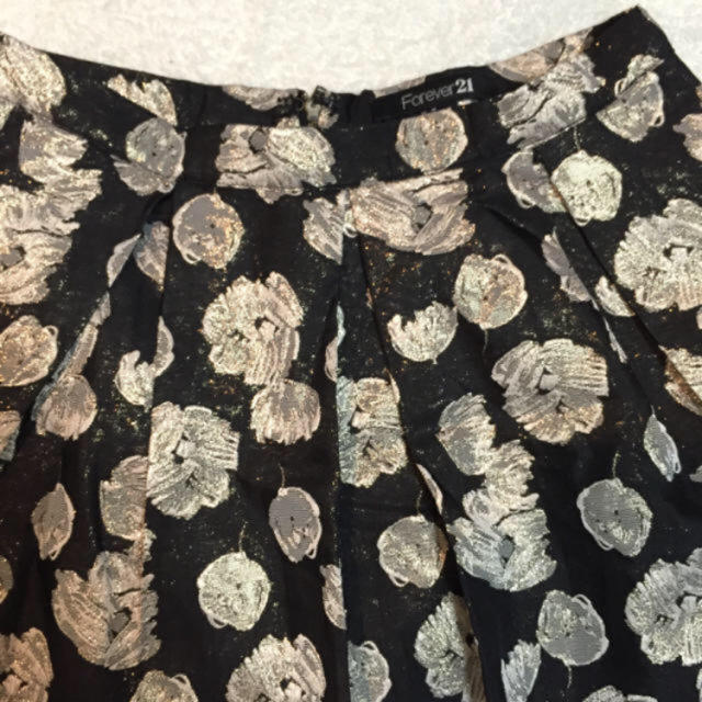 FOREVER 21(フォーエバートゥエンティーワン)の新品未使用 フレアスカート ゴールド ブラック 上品プリーツスカート レディースのスカート(ミニスカート)の商品写真