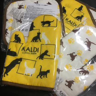 カルディ(KALDI)のカルディ ネコの日 ミトン＆鍋敷き 2つずつ(収納/キッチン雑貨)