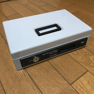 アイリスオーヤマ(アイリスオーヤマ)の手提げ金庫　貯金箱　アイリスオーヤマ　A5サイズ　浅型　SBX-A5S(ケース/ボックス)
