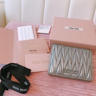 ミュウミュウ(miumiu)の値下げ！人気miumiu♡折り財布(財布)