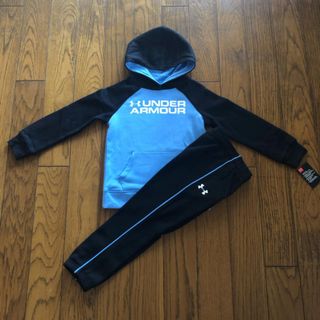 アンダーアーマー(UNDER ARMOUR)の【専用】UNDER ARMOUR新品ボーイズ用パーカー&スウェットパンツ　110(ジャケット/上着)