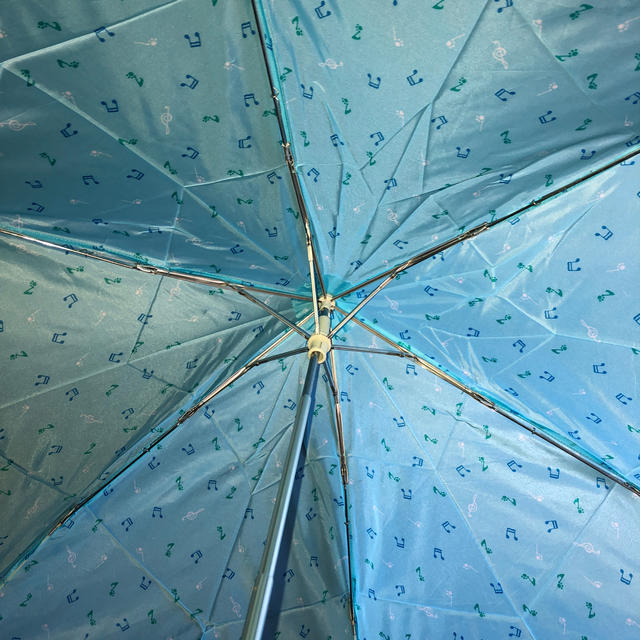 SNOOPY(スヌーピー)のスヌーピー折り畳み傘　水色・音符 レディースのファッション小物(傘)の商品写真