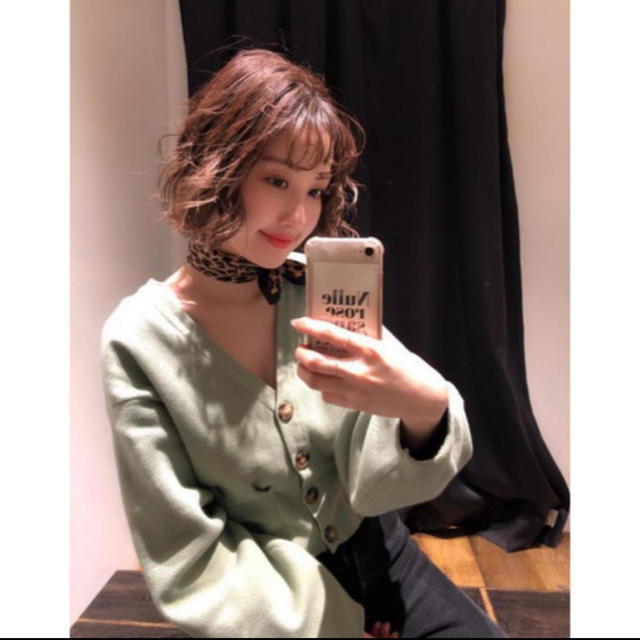 moussy(マウジー)のMOUSSY V NECK SHORT カーディガン ライムグリーン レディースのトップス(カーディガン)の商品写真