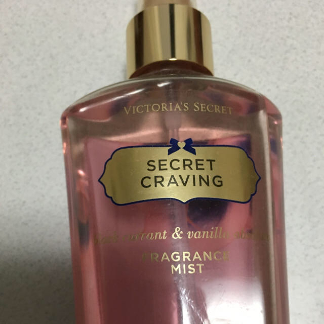 Victoria's Secret(ヴィクトリアズシークレット)のビクトリアシークレット　廃盤品　ボディミスト　ピンク コスメ/美容の香水(香水(女性用))の商品写真