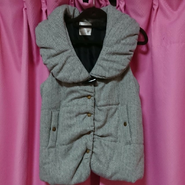 冬物 中綿ベスト グレー系 レディースのジャケット/アウター(ダウンベスト)の商品写真