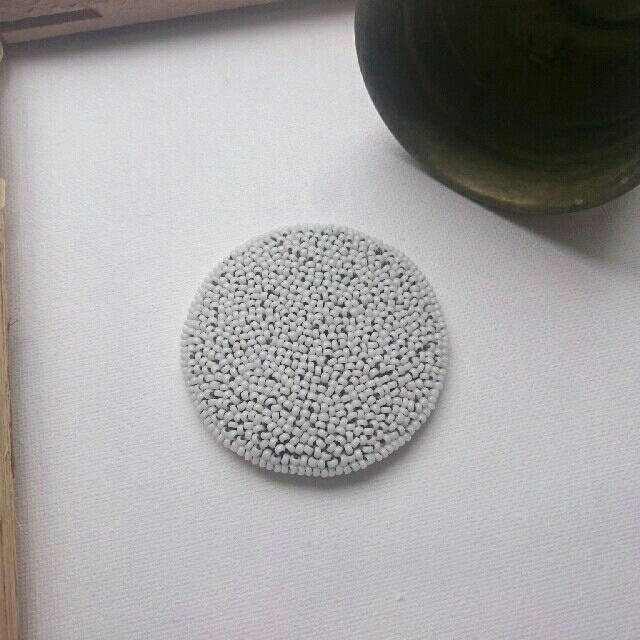 【sold】20 ビーズ 刺繍 まる ブローチ 白×モザイク