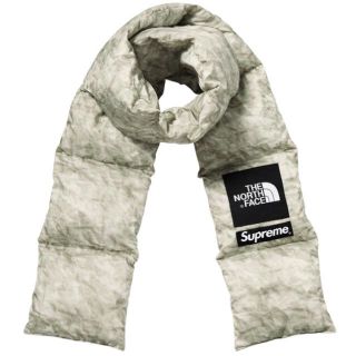 シュプリーム(Supreme)のNorth Paper Print 700-Fill Down Scarf(マフラー)