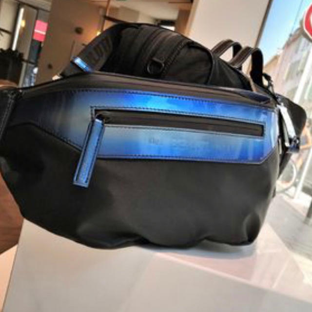 Berluti(ベルルッティ)のoffon様　専用　ブルーメタリックパティーヌ　ボディバッグ黒 メンズのバッグ(ボディーバッグ)の商品写真