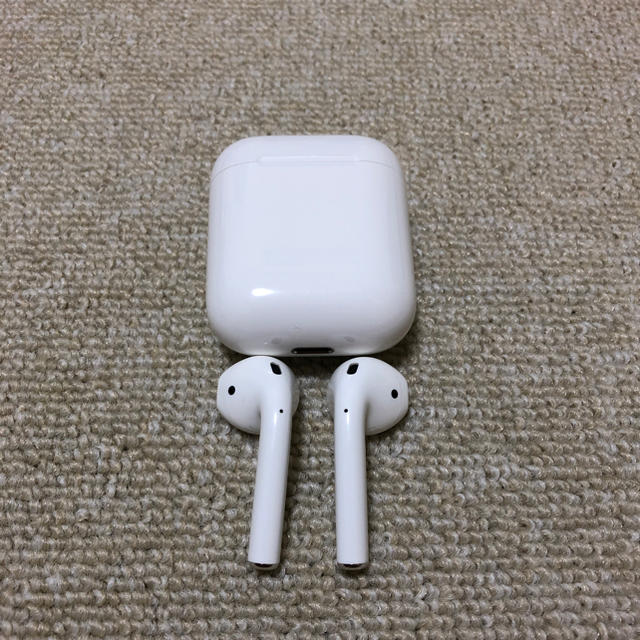 Apple(アップル)の【Apple】AirPods スマホ/家電/カメラのオーディオ機器(ヘッドフォン/イヤフォン)の商品写真