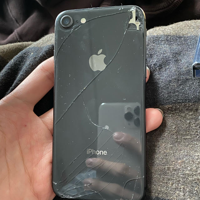 iPhone(アイフォーン)のiPhone 8 Space Gray 64 GB au スマホ/家電/カメラのスマートフォン/携帯電話(スマートフォン本体)の商品写真