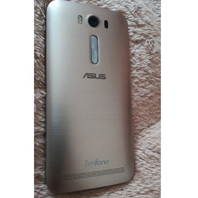 ASUS(エイスース)のZenFone 2 Laser ゴールドカラー スマホ/家電/カメラのスマートフォン/携帯電話(スマートフォン本体)の商品写真