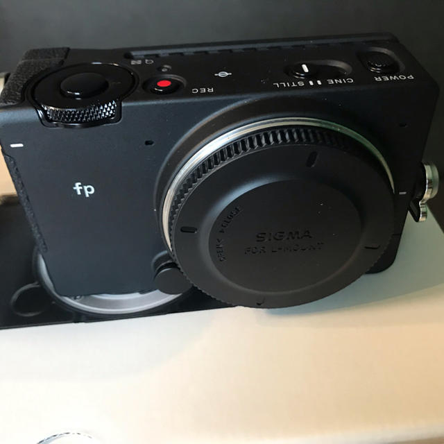 SIGMA(シグマ)の新品同様 sigma fp 45mmレンズキット スマホ/家電/カメラのカメラ(ミラーレス一眼)の商品写真