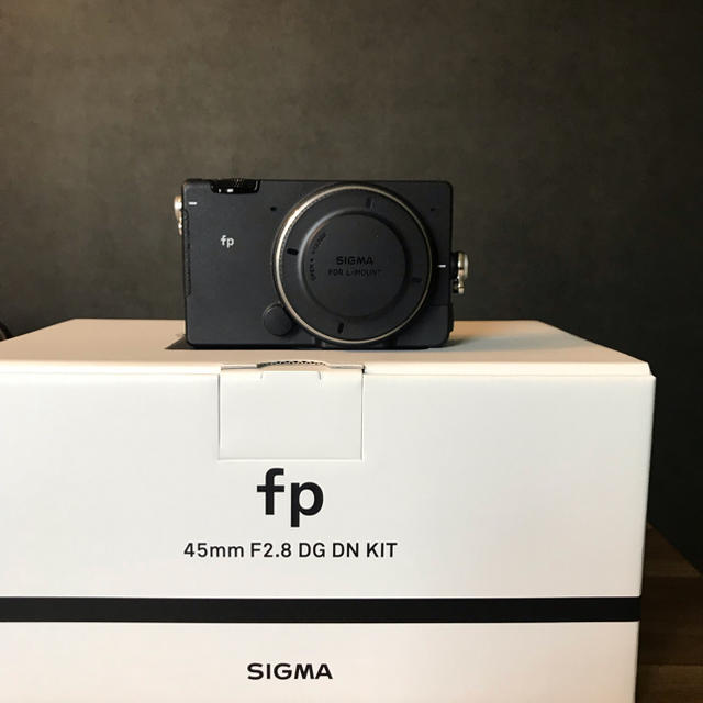 SIGMA(シグマ)の新品同様 sigma fp 45mmレンズキット スマホ/家電/カメラのカメラ(ミラーレス一眼)の商品写真