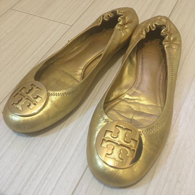 Tory Burch(トリーバーチ)のTORY BURCH 8M（25cm）ゴールド　フラットシューズ レディースの靴/シューズ(ハイヒール/パンプス)の商品写真