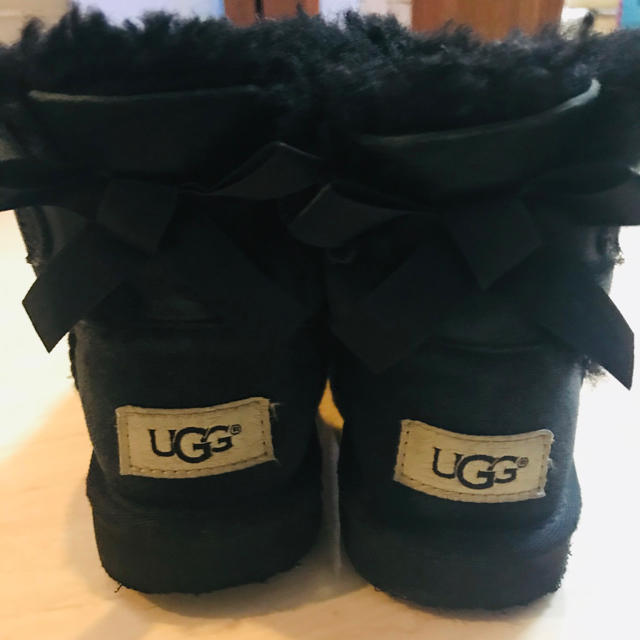 UGG(アグ)のUGG☆17センチ　黒色リボン付き☆ キッズ/ベビー/マタニティのキッズ靴/シューズ(15cm~)(ブーツ)の商品写真