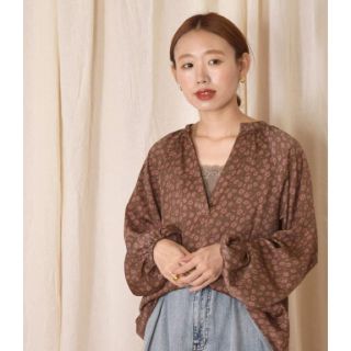 ダブルクローゼット(w closet)の【ゆーさま専用】マットサテン花柄スキッパープルオーバー(シャツ/ブラウス(長袖/七分))