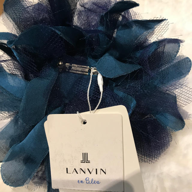 LANVIN en Bleu(ランバンオンブルー)のランバン　オン　ブルー💙コサージュ　新品未使用タグ付 レディースのアクセサリー(ブローチ/コサージュ)の商品写真