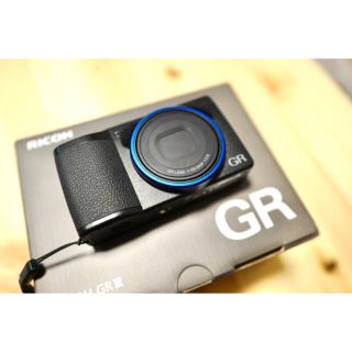 リコー(RICOH)のRICOH GR III　ブルーリング 　(コンパクトデジタルカメラ)