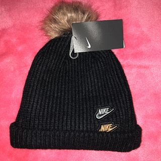 ナイキ(NIKE)の希少な‼️この冬登場です‼️ NIKE GOLDロゴ入り&モコモコ毛 ニット帽(ニット帽/ビーニー)