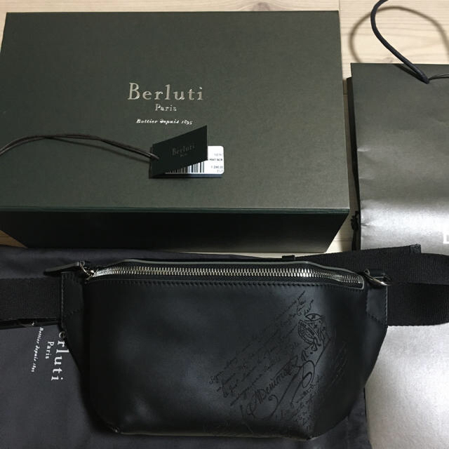 Berluti(ベルルッティ)のベルルッティ   ボディバッグ　レザー　付属品完備　完売品 メンズのバッグ(ウエストポーチ)の商品写真