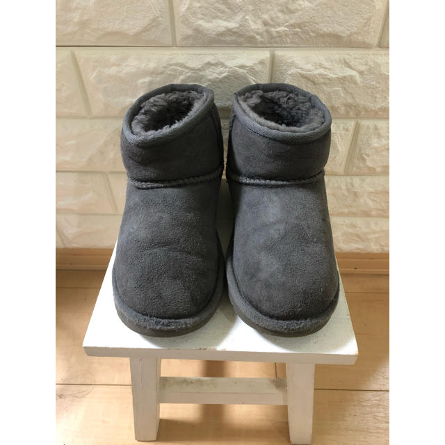 UGG(アグ)の専用　UGG アグキッズ　ムートンブーツ  キッズ/ベビー/マタニティのキッズ靴/シューズ(15cm~)(ブーツ)の商品写真