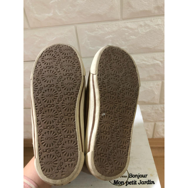 UGG(アグ)のUGG アグ　キッズ　スリッポン キッズ/ベビー/マタニティのキッズ靴/シューズ(15cm~)(ブーツ)の商品写真