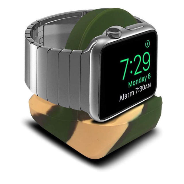 Apple Watch(アップルウォッチ)のApple Watch用 充電スタンド カモフラ アップルウォッチ スマホ/家電/カメラのスマホ/家電/カメラ その他(その他)の商品写真