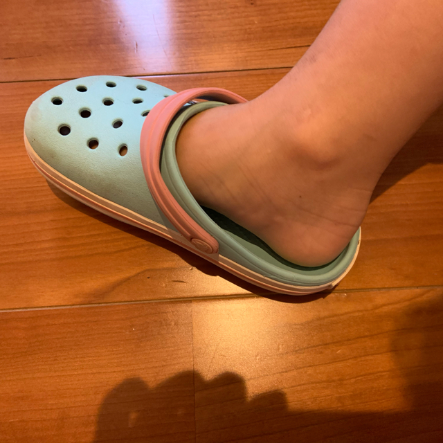 crocs(クロックス)の値下げ★クロックス  18センチ ICE BLUE キッズ/ベビー/マタニティのキッズ靴/シューズ(15cm~)(サンダル)の商品写真