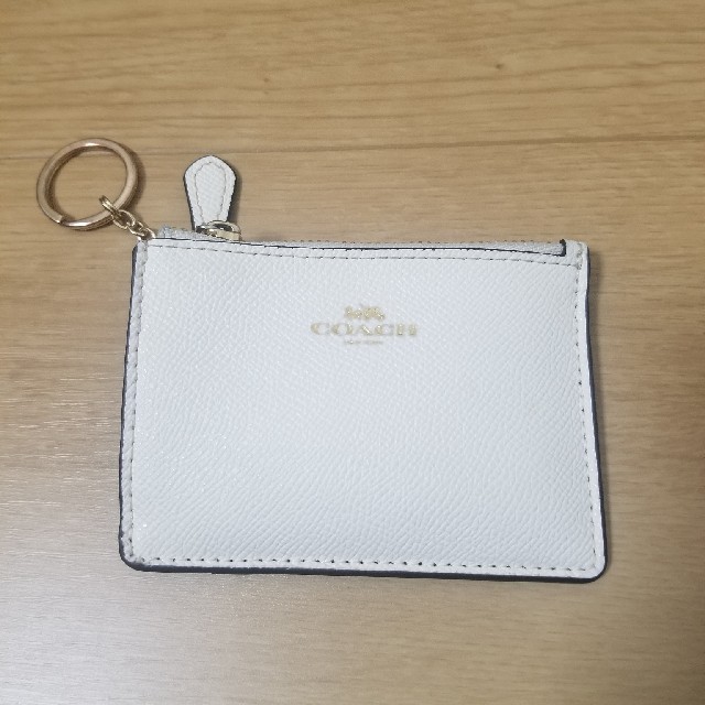 COACH(コーチ)のコーチ　パスケース　コインケース　白 レディースのファッション小物(名刺入れ/定期入れ)の商品写真