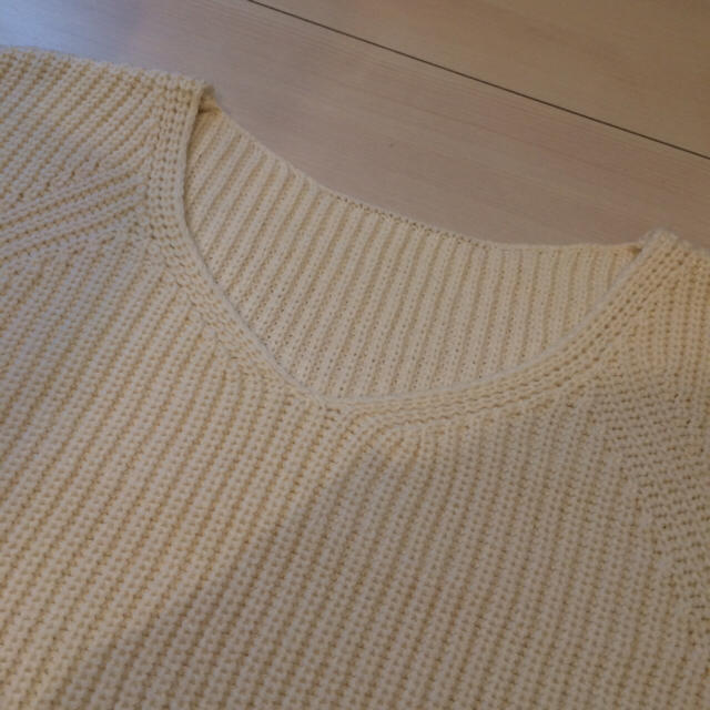 GU(ジーユー)のVネック白ニット レディースのトップス(ニット/セーター)の商品写真