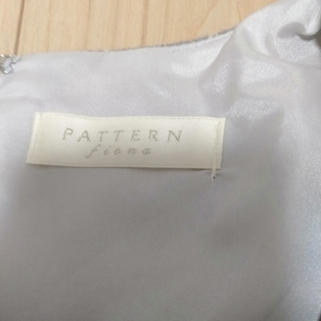 PATTERN fiona(パターンフィオナ)のグレーチェックのベルト付きワンピース レディースのワンピース(ひざ丈ワンピース)の商品写真