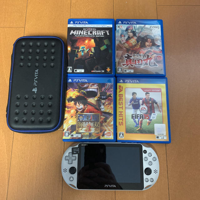 PlayStation Vita(プレイステーションヴィータ)のmilk様専用：Play Station Vita シルバー メモリ16G付 エンタメ/ホビーのゲームソフト/ゲーム機本体(家庭用ゲーム機本体)の商品写真