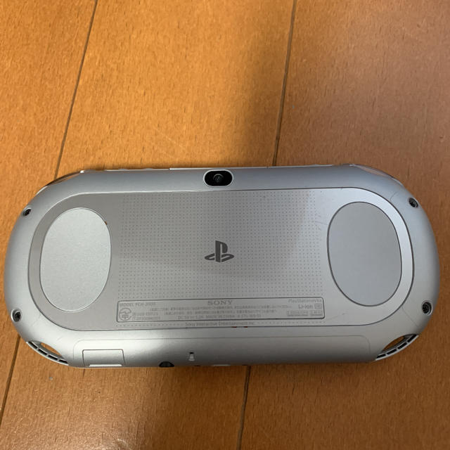 PlayStation Vita(プレイステーションヴィータ)のmilk様専用：Play Station Vita シルバー メモリ16G付 エンタメ/ホビーのゲームソフト/ゲーム機本体(家庭用ゲーム機本体)の商品写真