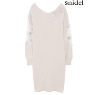 スナイデル(SNIDEL)の【新品未使用タグ付】snidel フラワーレースビジューニットワンピース(ひざ丈ワンピース)