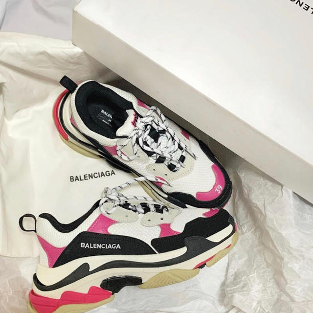 Balenciaga(バレンシアガ)のBALENCIAGA triple s ピンク 39 値下げ可 レディースの靴/シューズ(スニーカー)の商品写真