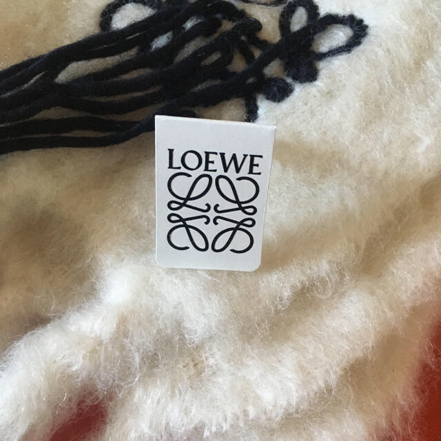 LOEWE(ロエベ)のhina様ご専用　Loewe アナグラム　フリンジ　ストール　ロエベ レディースのファッション小物(ストール/パシュミナ)の商品写真