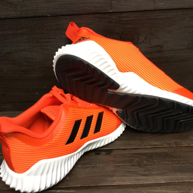 adidas(アディダス)の新品　アディダス23〜23.5cm レディースの靴/シューズ(スニーカー)の商品写真