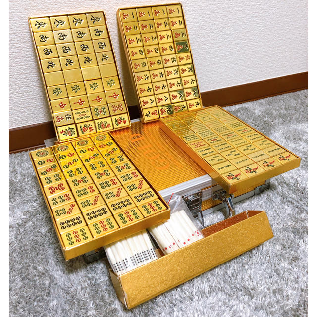 金の麻雀牌　マージャン　牌 エンタメ/ホビーのテーブルゲーム/ホビー(麻雀)の商品写真