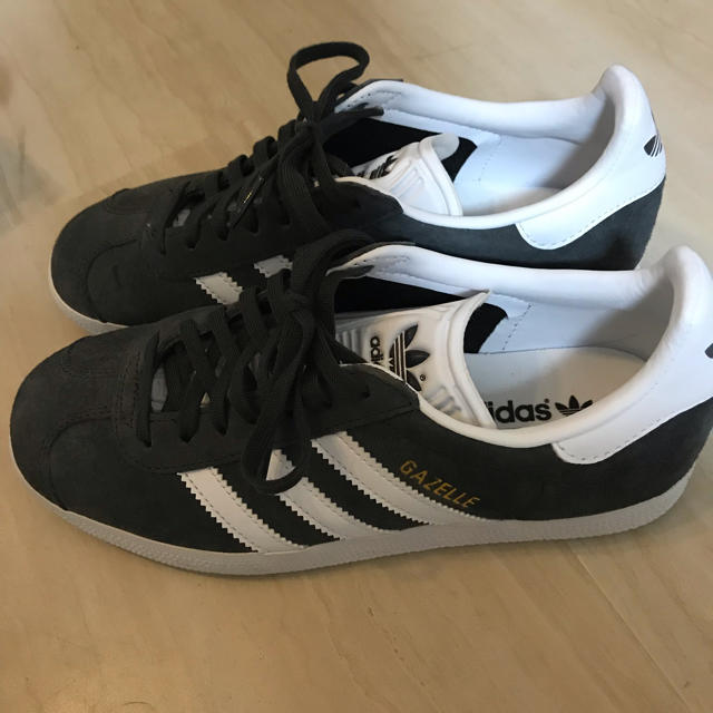 adidas(アディダス)の年末限定値下げ 超美品  アディダス ガゼル  22.5cm  23.0cm レディースの靴/シューズ(スニーカー)の商品写真