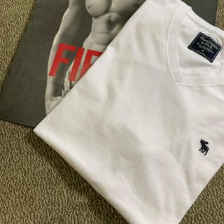 アバクロンビーアンドフィッチ(Abercrombie&Fitch)の☆アバクロ メンズワンポイントＶネックTシャツ☆Ｍ(Tシャツ/カットソー(半袖/袖なし))