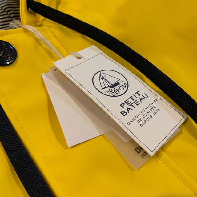 PETIT BATEAU(プチバトー)のPETITBATEAU プチバトー　定番ヨットパーカーイエロー　XS 新品送料込 レディースのジャケット/アウター(ナイロンジャケット)の商品写真