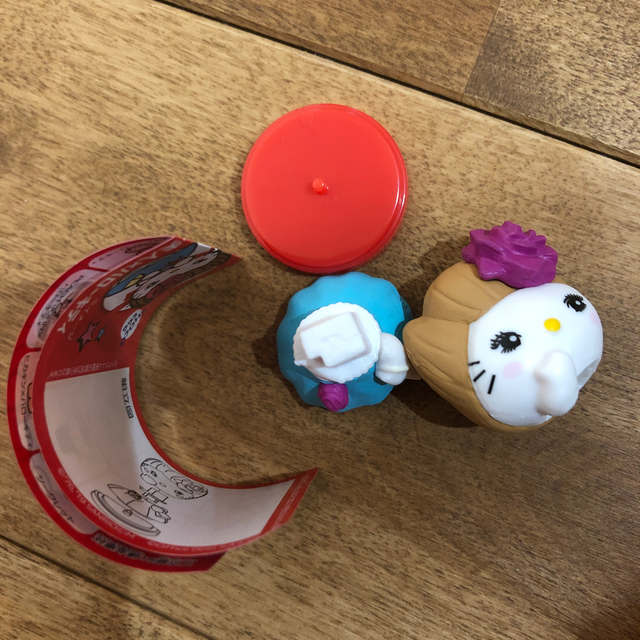 フルタ製菓(フルタセイカ)のチョコエッグ　デヴィ夫人×ハローキティ エンタメ/ホビーのおもちゃ/ぬいぐるみ(キャラクターグッズ)の商品写真