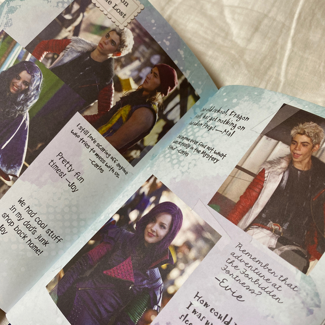 Disney(ディズニー)のDisney Descendants: Auradon Prep Spirit  エンタメ/ホビーの本(洋書)の商品写真