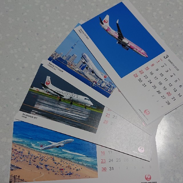 JAL(日本航空)(ジャル(ニホンコウクウ))のJAL 卓上カレンダー  2020 インテリア/住まい/日用品の文房具(カレンダー/スケジュール)の商品写真