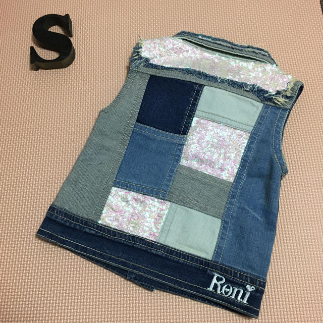 RONI(ロニィ)の新品タグ付き🌸RONI🌸スパンコールデニムベスト🌸S キッズ/ベビー/マタニティのキッズ服女の子用(90cm~)(ジャケット/上着)の商品写真