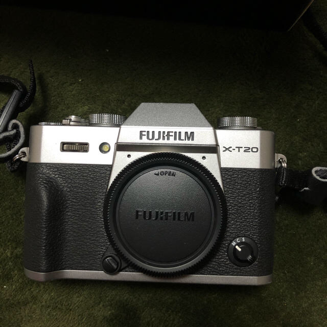 【値下げ品】 FUJIFILM x-t20 バッテリー付き ショルダーストラップ X-T20 デジタルカメラ